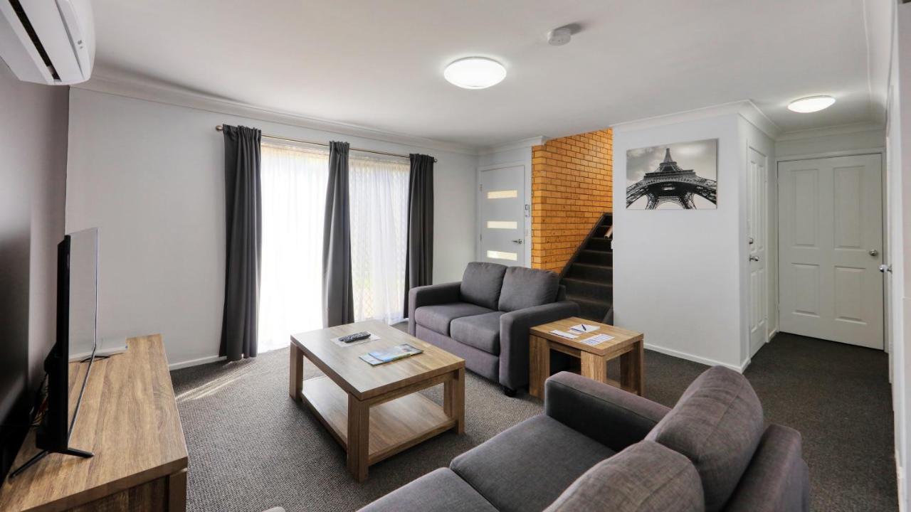 Colonial Motel & Apartments Young Ngoại thất bức ảnh
