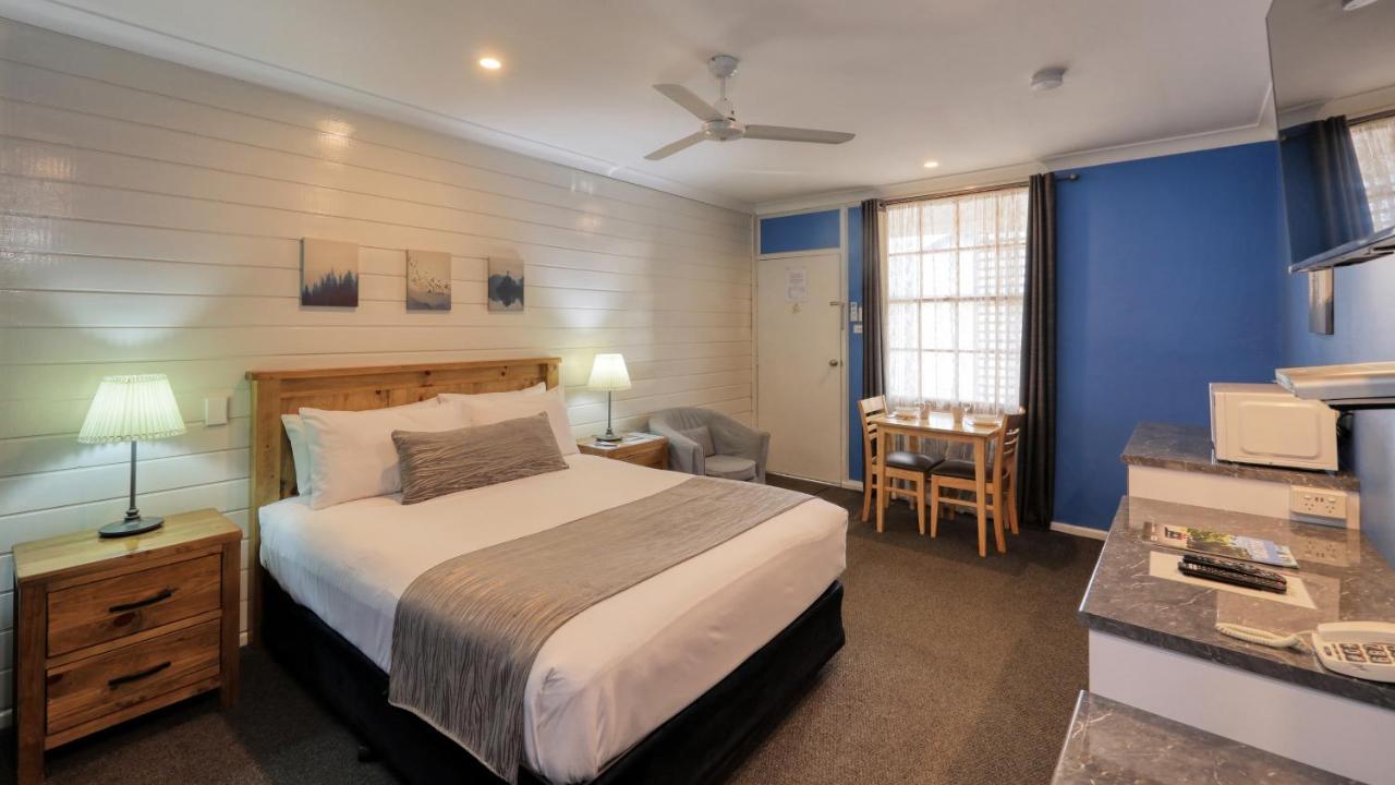 Colonial Motel & Apartments Young Ngoại thất bức ảnh