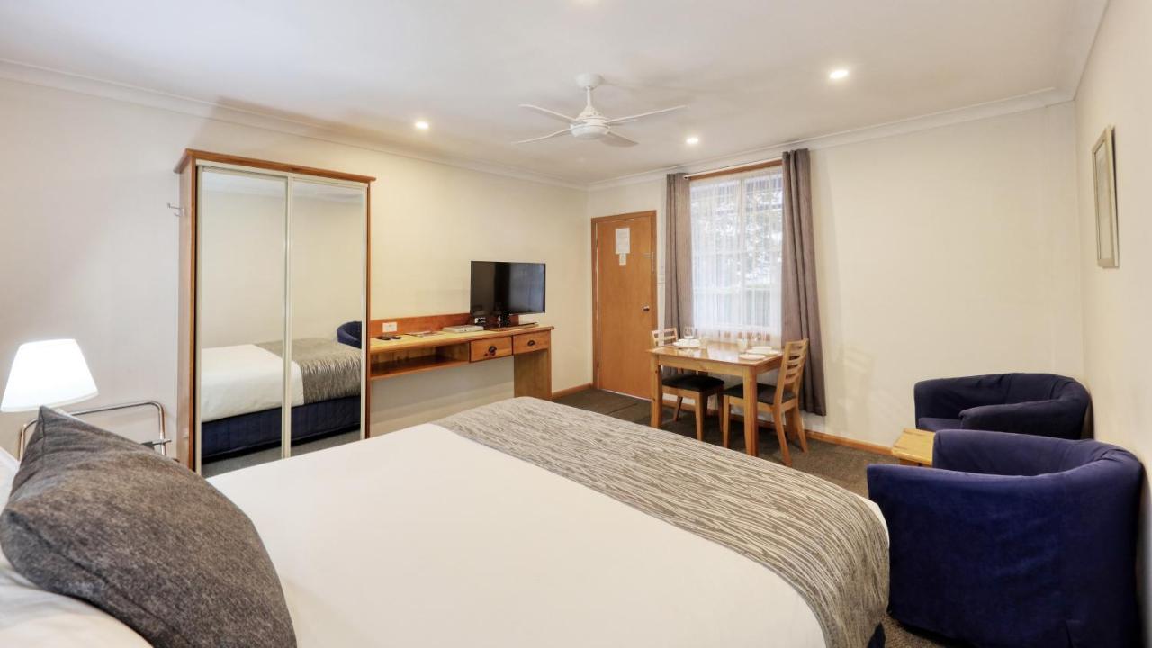 Colonial Motel & Apartments Young Ngoại thất bức ảnh
